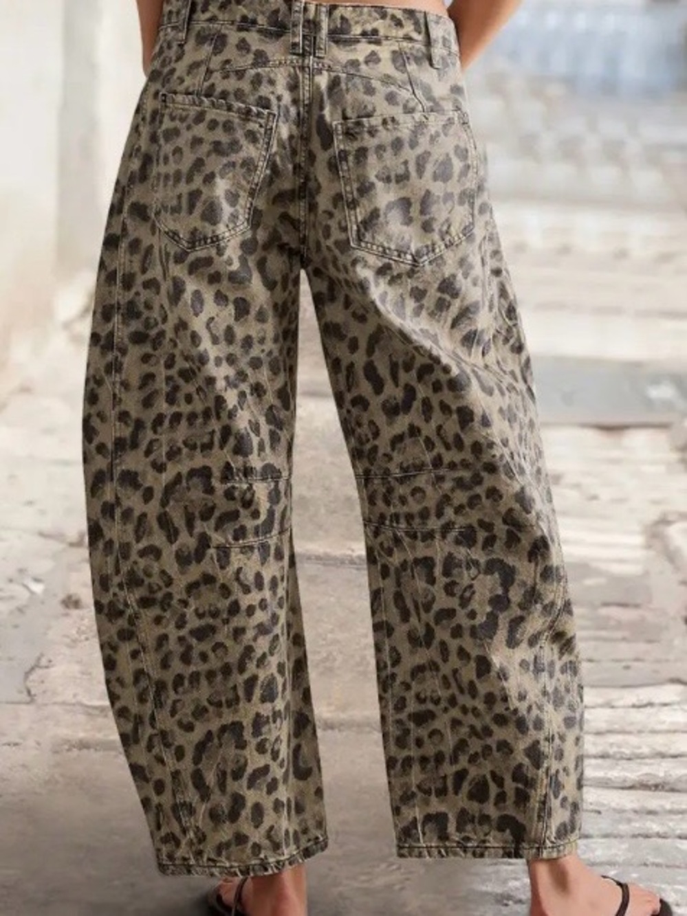 Flamingals Leopard Stitch Detail Mid Rise Barrel Leg Crop Jeans Size Large NWT - Picture 7 of 15